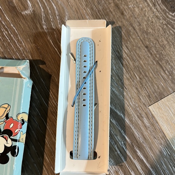 Minnie and Mickey watch - Picture 4 of 5